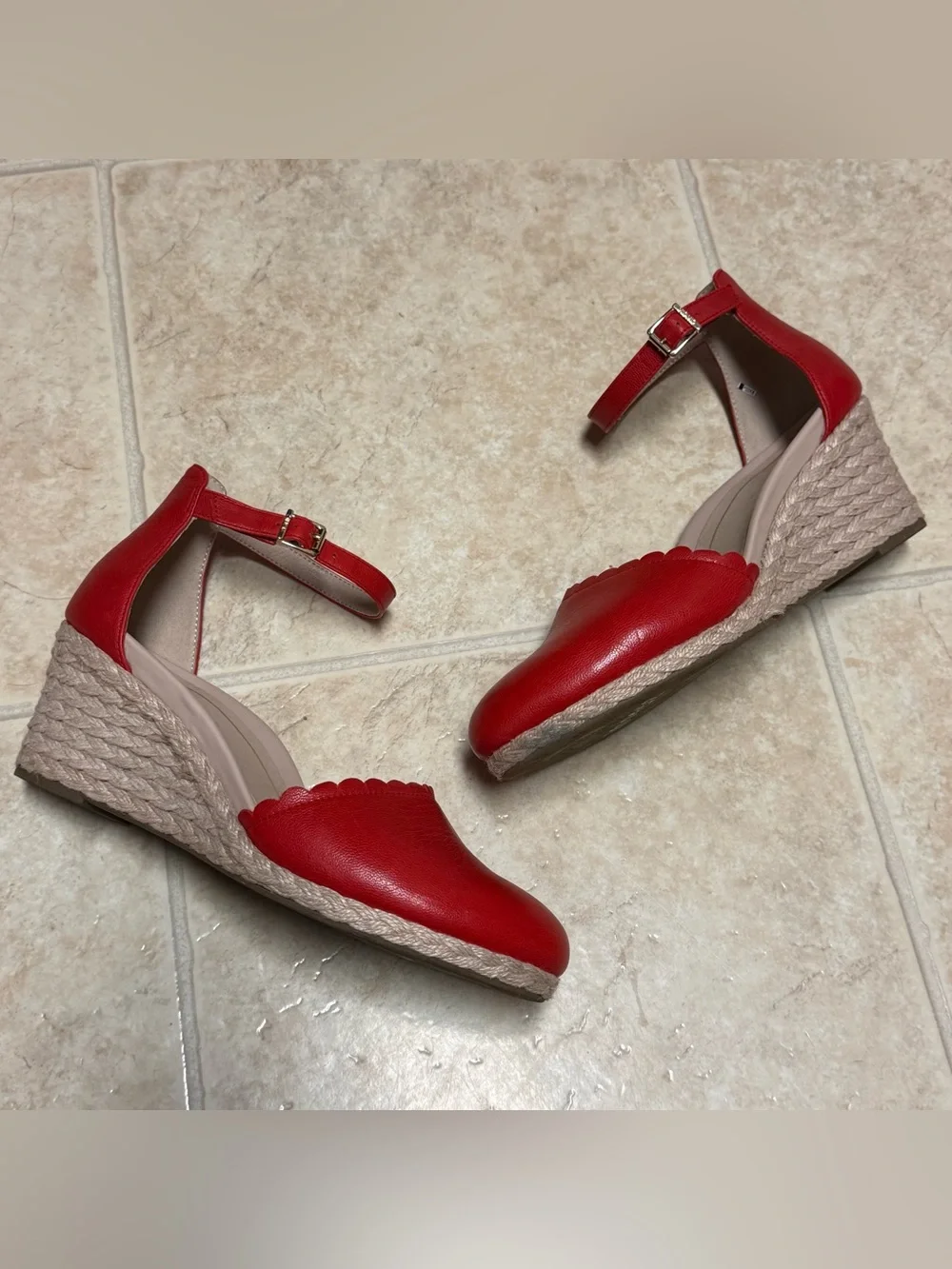 Vionic Anna Cherry Red Scalloped Closed Toe Wedge Sandals Size 9